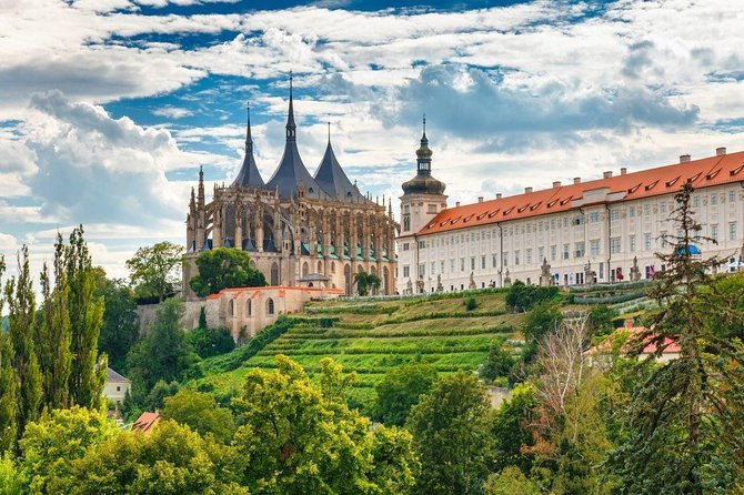 Private Transfer From Prague to Budapest With a Sightseeing Stop in Kutna Hora - Service Details