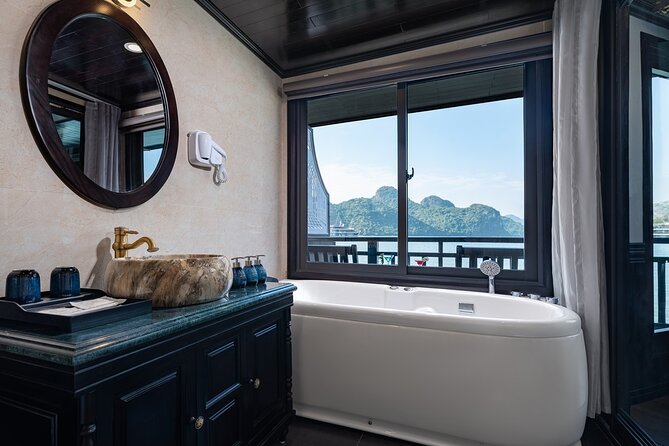 Rita Cruise-Luxury 5 Star for Lan Ha Bay With Pool - Location and Setting