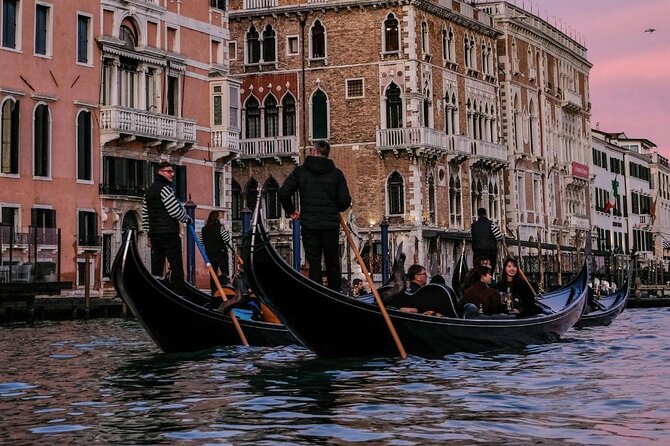 Sunset Gondola in Venice: Shared Gondola Ride