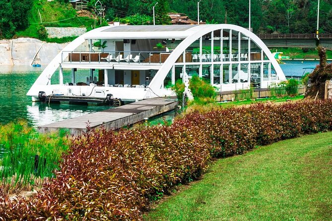 Tour to Guatape and Luxury Yacht Ride Through Piedra Del Peñol - Yacht Experience