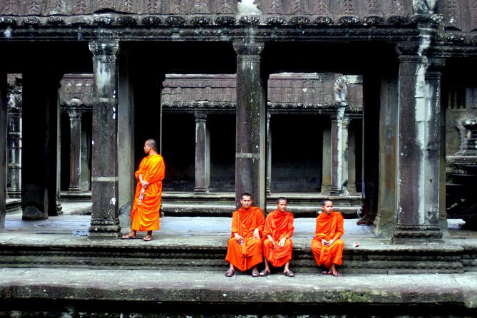 5-Day Siem Reap Deep Into Angkor Complex Temples - Day 1: Exploring Angkor Wat
