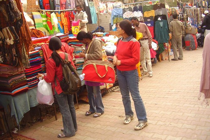 Agra Handicraft Shopping With Local Street Food Testing - Navigating Agras Shopping Streets
