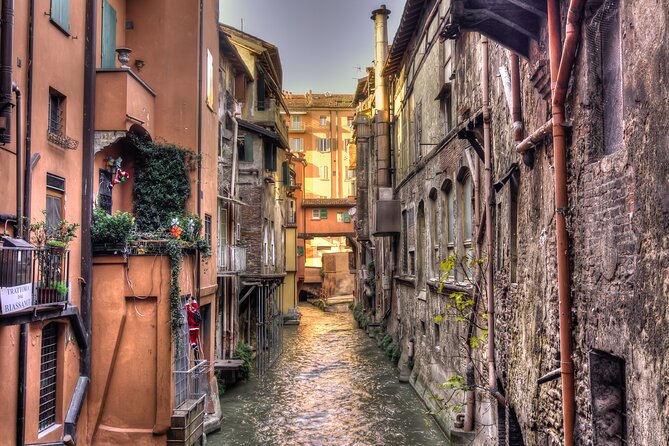 Bologna City Highlights Private Guided Tour at Night - Tour Highlights