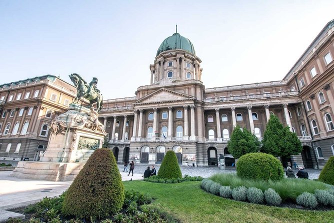 Buda Castle Walking Tour and Daytime Danube Cruise, Margaret Island in Spanish - Inclusions