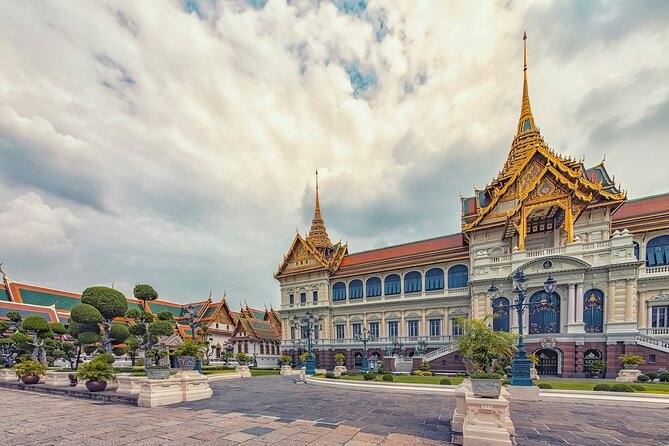 Footsteps of Love: a Romantic Wander Through Bangkok'S Heart - Capturing Love in Bangkoks Heart