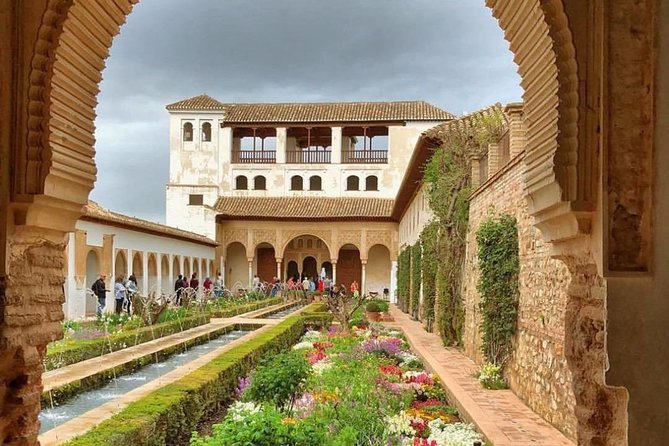 Granada Exclusive Combo Tour : Alhambra + Generalife Guided Tour - Accessibility