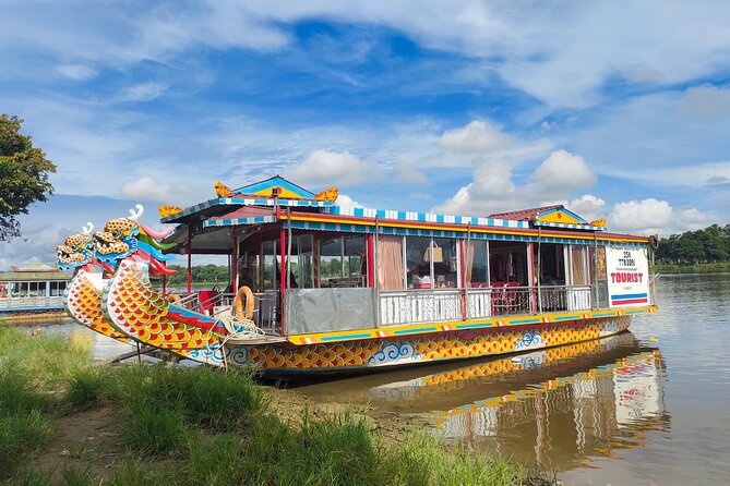 Hue Dragon Boat Tour: Hon Chen Palace, Royal Tombs, Pagoda - Exploring Royal Tombs