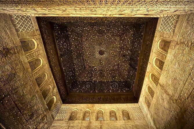 Night Tour of Alhambra and Nasrid Palaces - Meeting and Pickup