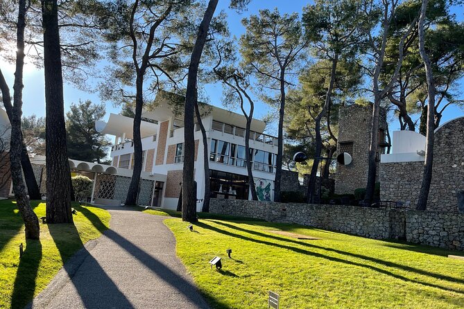 Private Discovery of Saint-Paul-De-Vence - Pricing and Inclusions