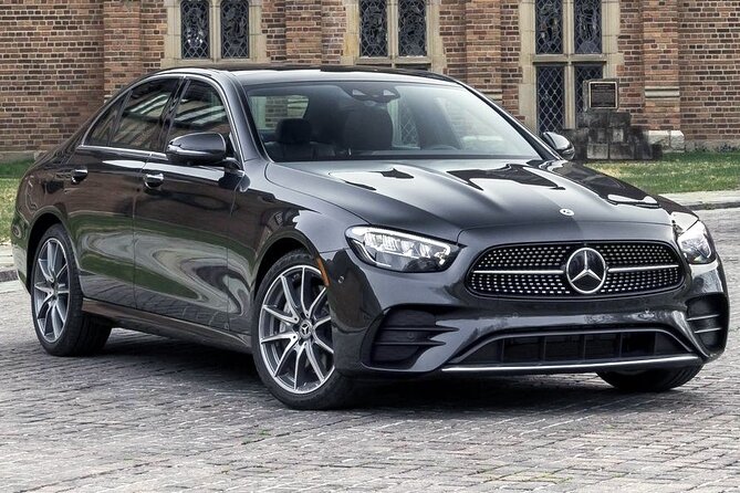 Private Transfer: Airport BCN to Barcelona by Business Car - Pickup Point