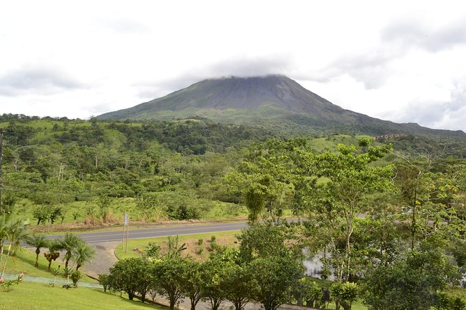 Transfer From Arenal to SJO Airport or Hotels for up to 5 Passengers ( One Way) - Vehicle Features