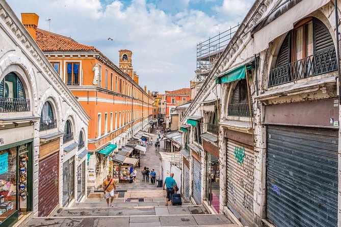 An Afternoon in the Rialto District With a Local - Background