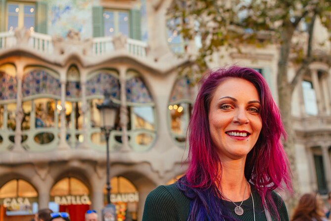 Barcelona: Private Photoshoot Outside Casa Batlló & Casa Milà - Photographer at Casa Milà Entrance
