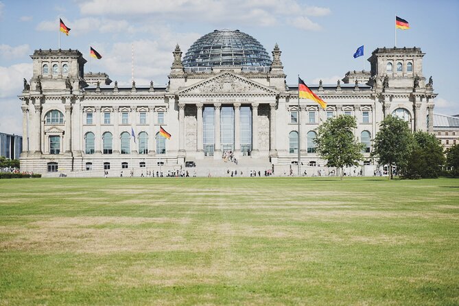 Berlin Photography Tour With a Expert Guide - Brandenburg Gate, Linden St & More - Iconic Photoshoot Locations