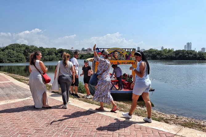 Chambaculeras & Street Food Tour in Cartagena - Tips for Tour Participants