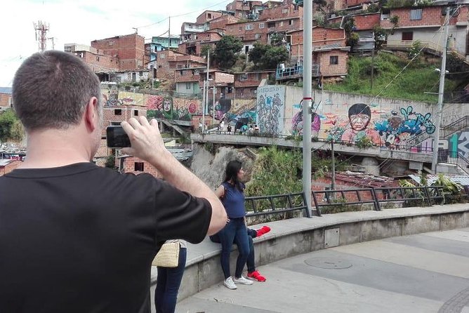 Combo Tour: Street Art, Christmas Lights and Food Tour in Medellin - Christmas Lights Experience