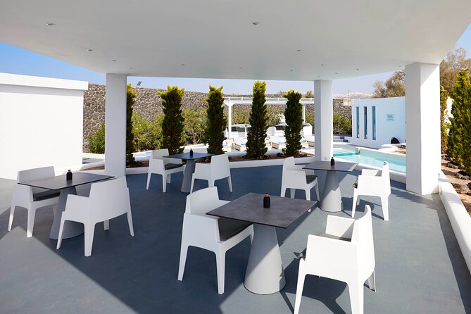 Couples’ Massage With Dinner, Day Access to Pool, Wine & Fruits