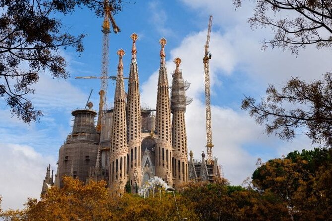 Gothic Quarter Private Tour With Sagrada Familia - Booking Confirmation and Dress Code
