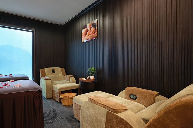 Halong Bay 2 Days 1 Night on 5 Star Velar Luxury Cruise - Dining Experience