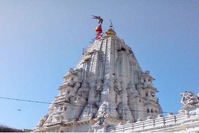 Mumbai: the Spiritual & Colorful Morning Tour With Breakfast - Transportation and Guide