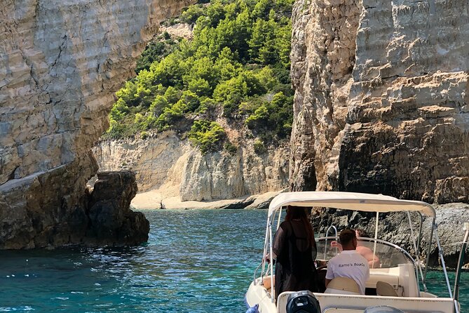 Private Speedboat Tour to Shipwreck Cove