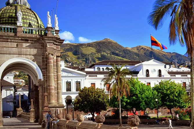 Private Transfer in From to the International Airport Mariscal Sucre to Quito