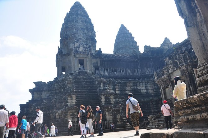 Private TUK-TUK Tour: Angkor Wat + Lady Temple