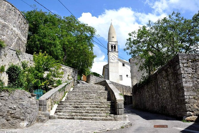 Two Wine Regions Within A Day - Booking Information