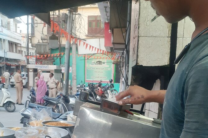 Udaipur Heritage City and Local Market Walking Tour - Local Market Exploration