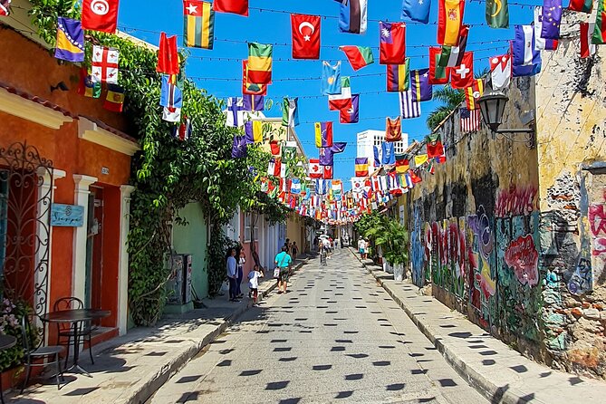 Walking Tour of Cartagena Photos, Snacks and Local Drink Included - Highlights of the Tour