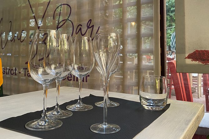 Wine Tasting and Storytelling in a Historical Square in Athina - Expectations and Experience