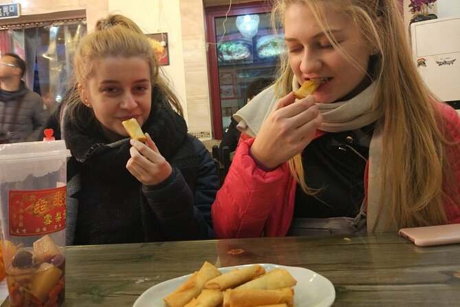 4-hour Evening Tour: Jingshan Hill, Beihai Park & Hutongs Street Food Tour - Guide and Transportation