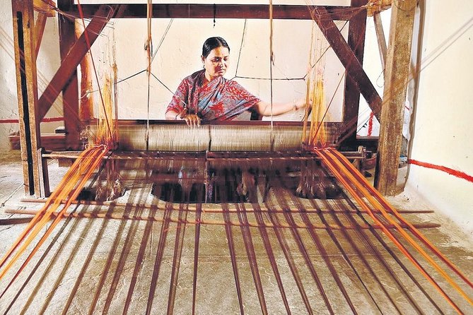 Chanderi – History With a Silken Touch (Day Excursion From Jhansi) - Silk Weaving Tradition in Chanderi