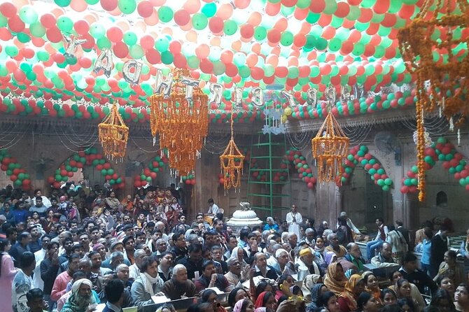 From Delhi: Private Taj Mahal With Bankey Bihari Temple Vrindavan - Operating Hours and Accessibility
