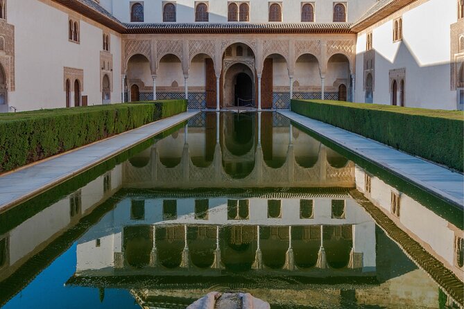 Granada Scavenger Hunt and Best Landmarks Self-Guided Tour - Key Highlights
