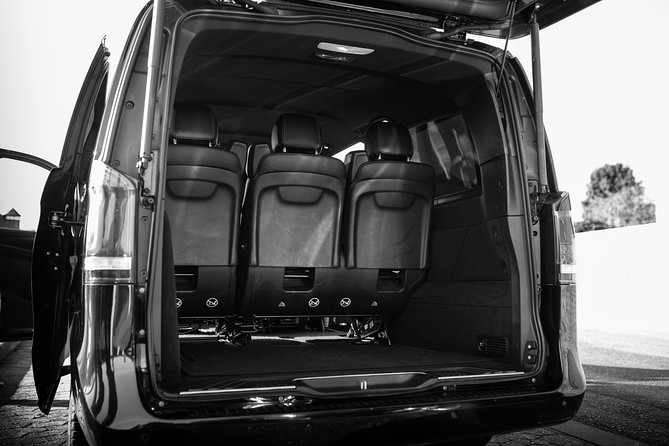 Luxury Mercedes-Benz V-Class Group Shopping Tour to Bicester Outlet Village - Accessibility Details