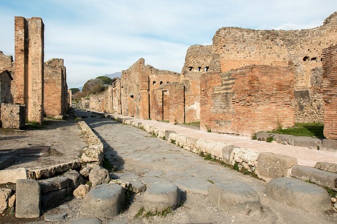 Naples: Opera House, Maschio Angioino and Pompei Private Tour - Booking Confirmation and Accessibility