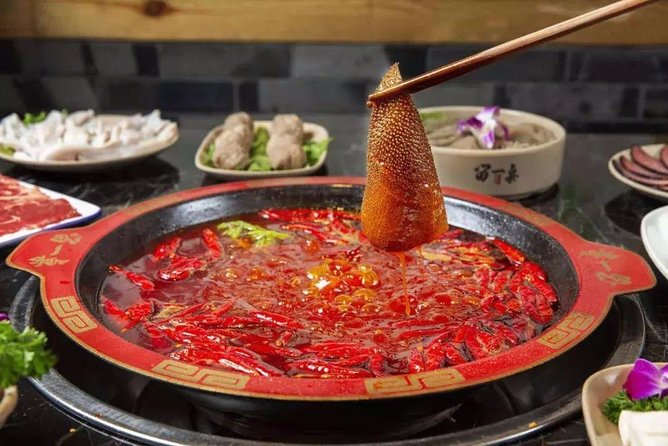 Private Night Tour: Chengdu Illuminated With Hot Pot Dinner - Dining Experience
