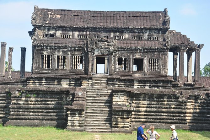 Private TUK-TUK Tour: Angkor Wat + Lady Temple - Meals and Refreshments