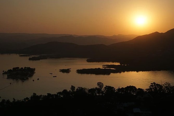 Udaipur, the City of Lakes - a Heritage Walk With Private Transfers - Local Guide Expertise