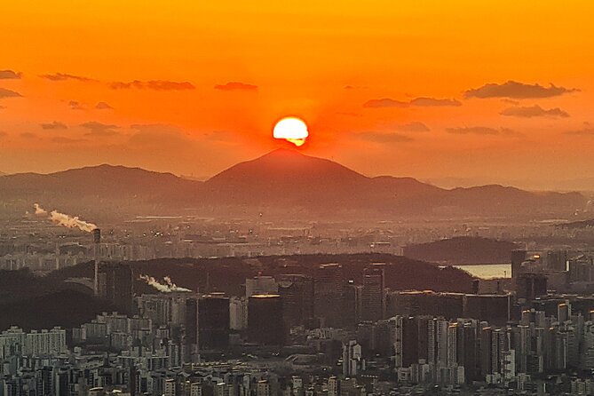 Half-Day: Seoul Mt. Inwangsan, Good Night Hike With Korean Meal - Accessibility and Health Recommendations