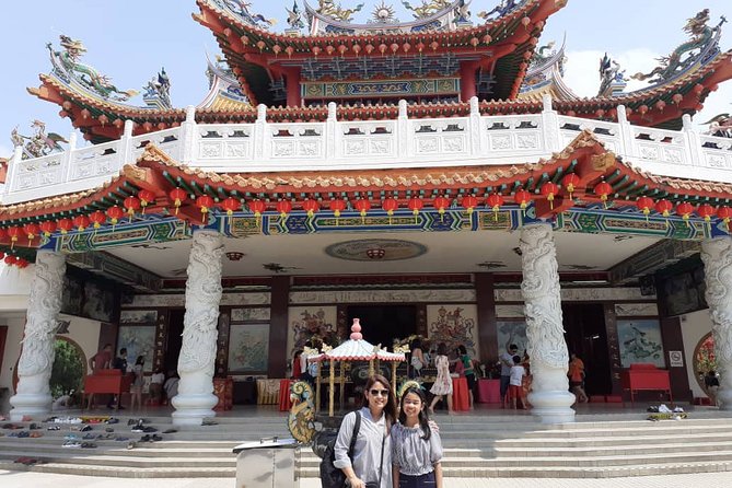 Kuala Lumpur Iconic 2 Mosques & 4 Temples Tour With Local Host - Group Size and Accessibility