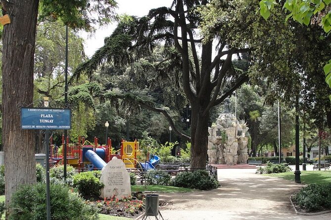 Private Walking Tour to Barrio Yungay Santiago
