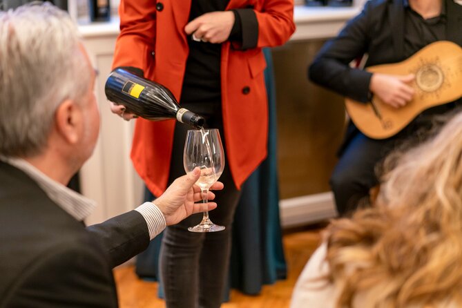 Rome: Wine Tasting and Opera in Noble Palace Near Navona Square - Romantic Evening Setting