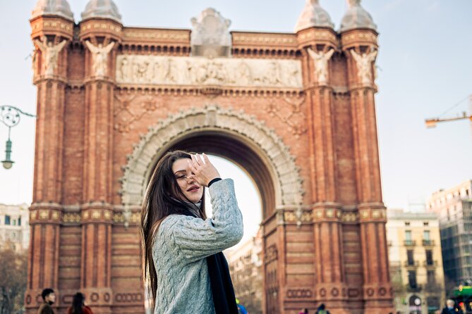 Barcelona: Professional Photoshoot Outside Arc De Triomf - Booking and Availability Process