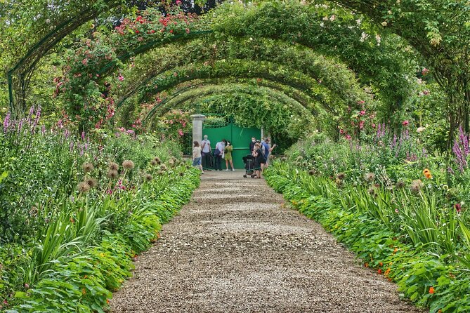 CDG Transfers With Private Tour in Giverny, Seine & Wine Tasting - Additional Tour Features