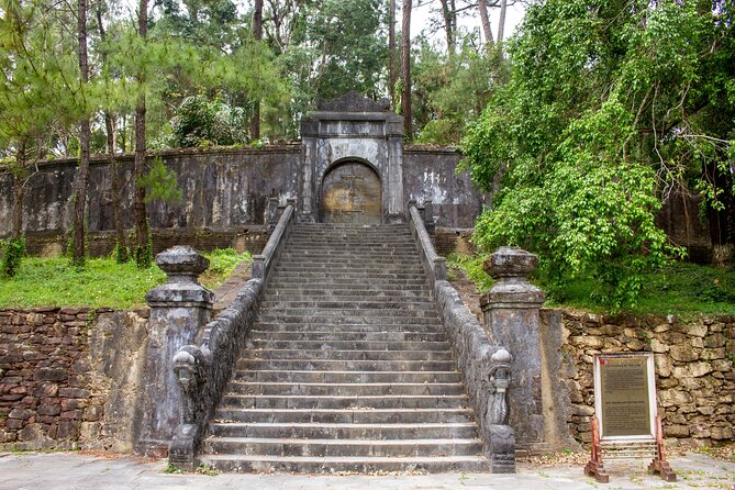 Hue Dragon Boat Tour: Hon Chen Palace, Royal Tombs, Pagoda - Frequently Asked Questions
