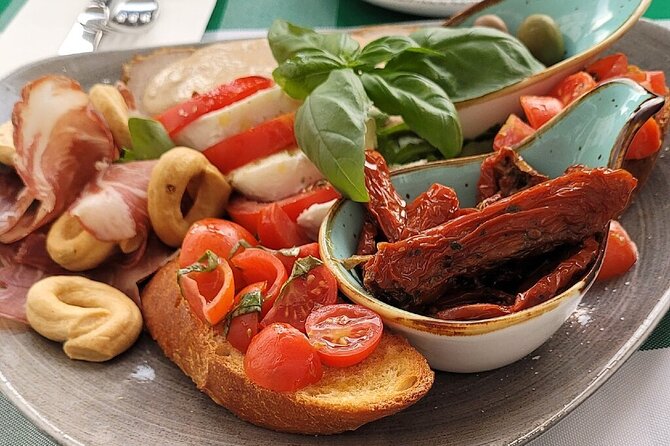 Regensburg Walking Tour With Italian Wine and Food Tasting - Guide and Location Details