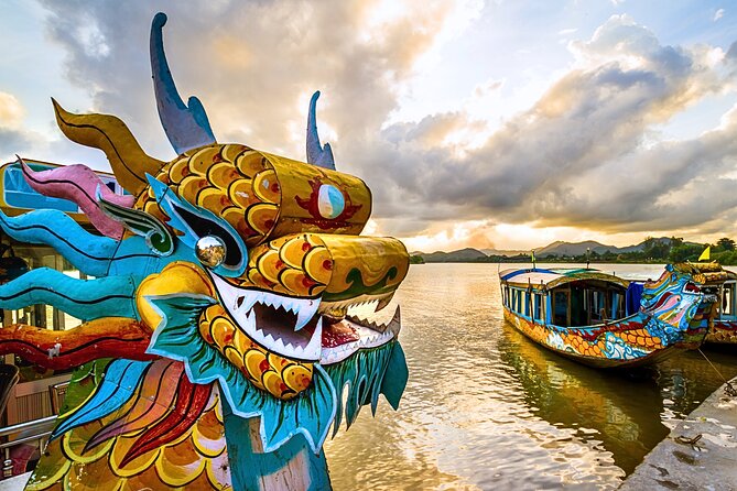 Hue Dragon Boat Tour: Hon Chen Palace, Royal Tombs, Pagoda - Hon Chen Palace Visit