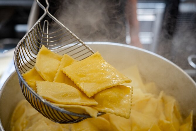 Neighborhood Shopping & Homemade Pasta ! - Logistics and Accessibility Information